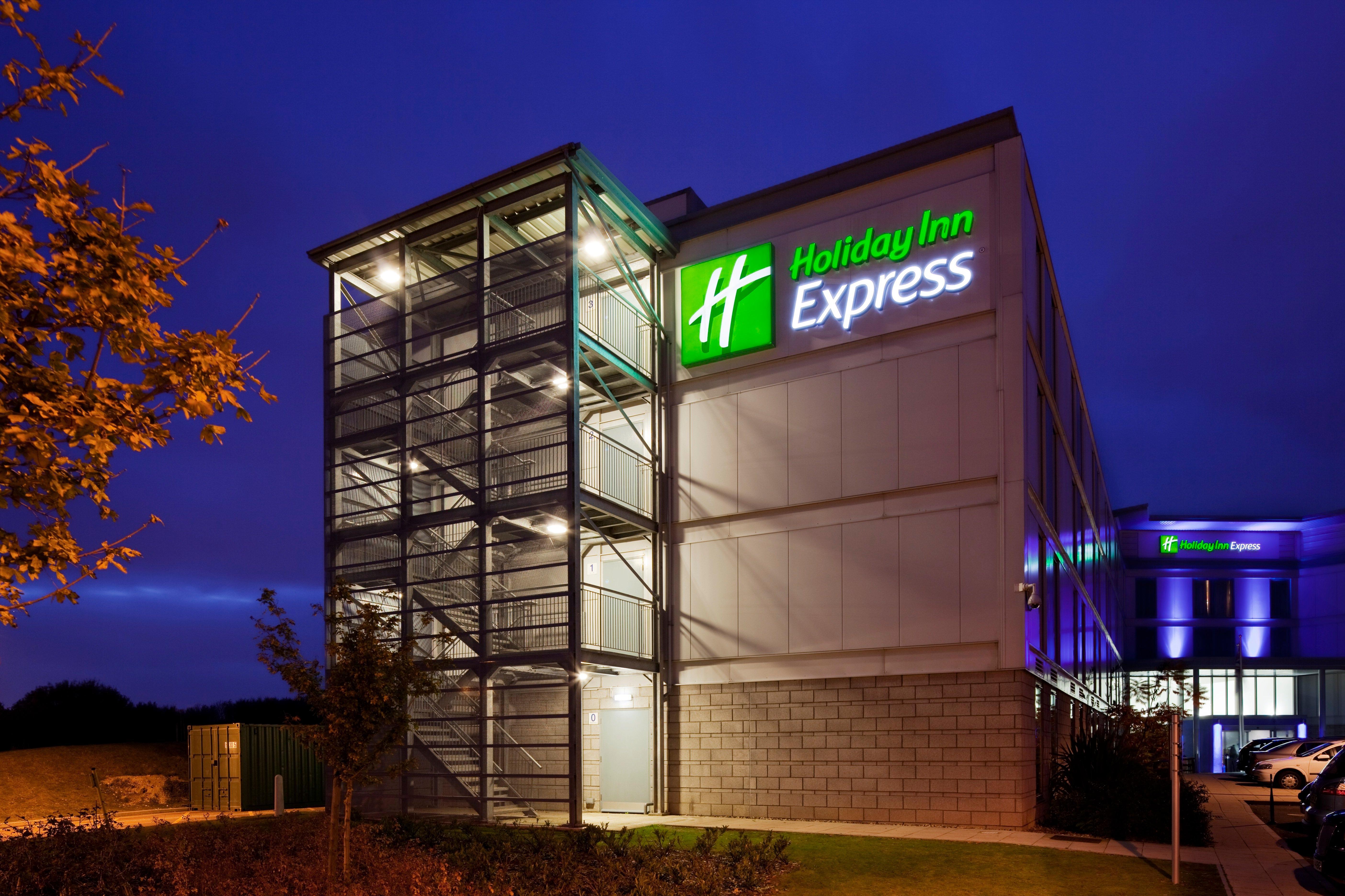 Holiday Inn Express London Stansted Airport By Ihg Станстед-Маунтфітчет Екстер'єр фото