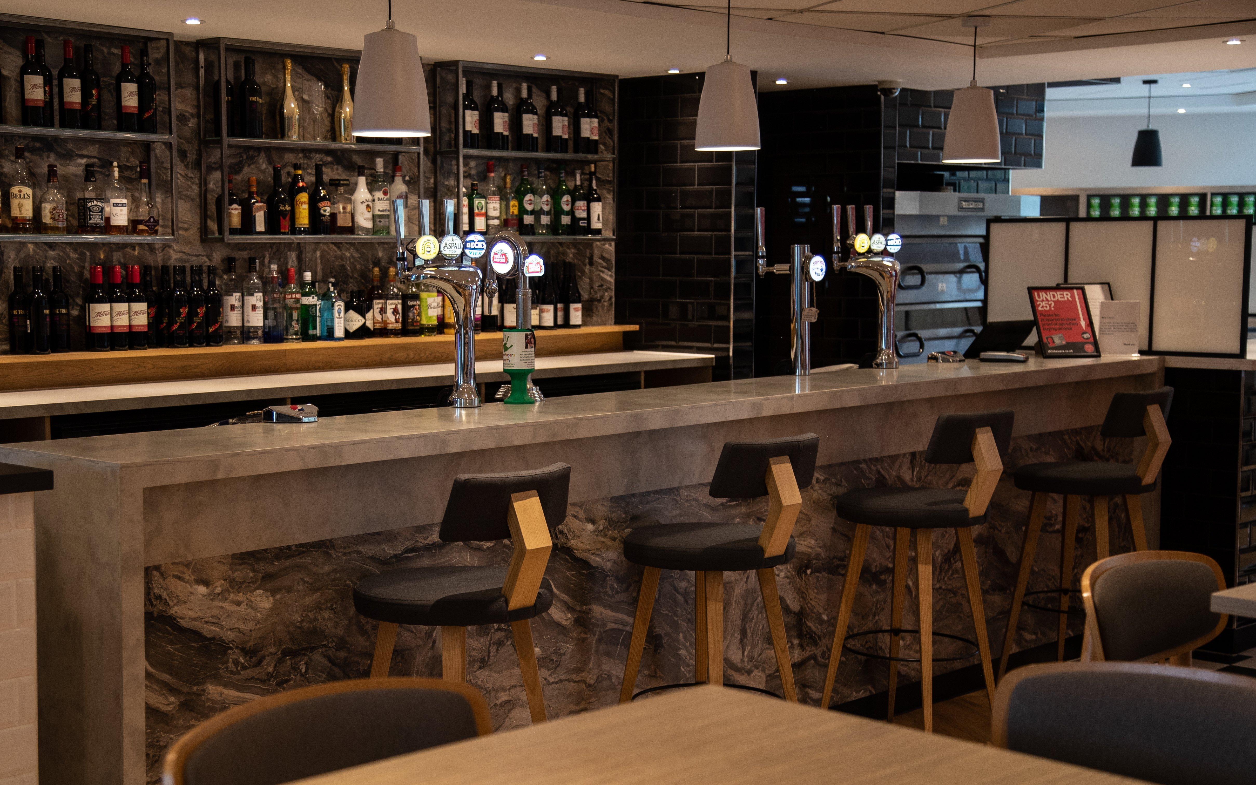 Holiday Inn Express London Stansted Airport By Ihg Станстед-Маунтфітчет Екстер'єр фото