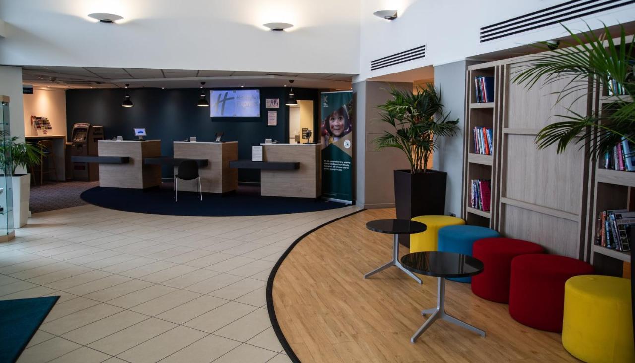 Holiday Inn Express London Stansted Airport By Ihg Станстед-Маунтфітчет Екстер'єр фото