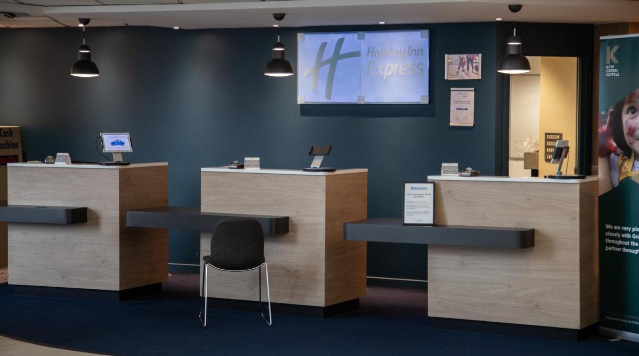 Holiday Inn Express London Stansted Airport By Ihg Станстед-Маунтфітчет Екстер'єр фото