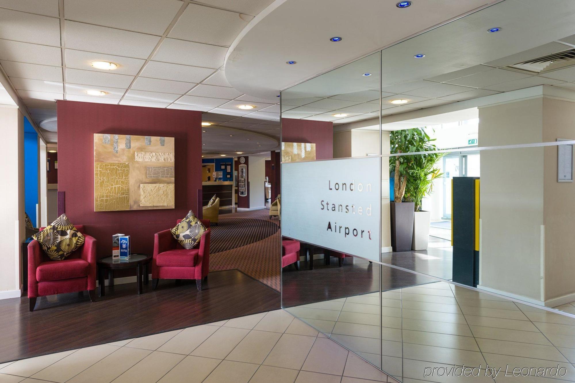 Holiday Inn Express London Stansted Airport By Ihg Станстед-Маунтфітчет Екстер'єр фото