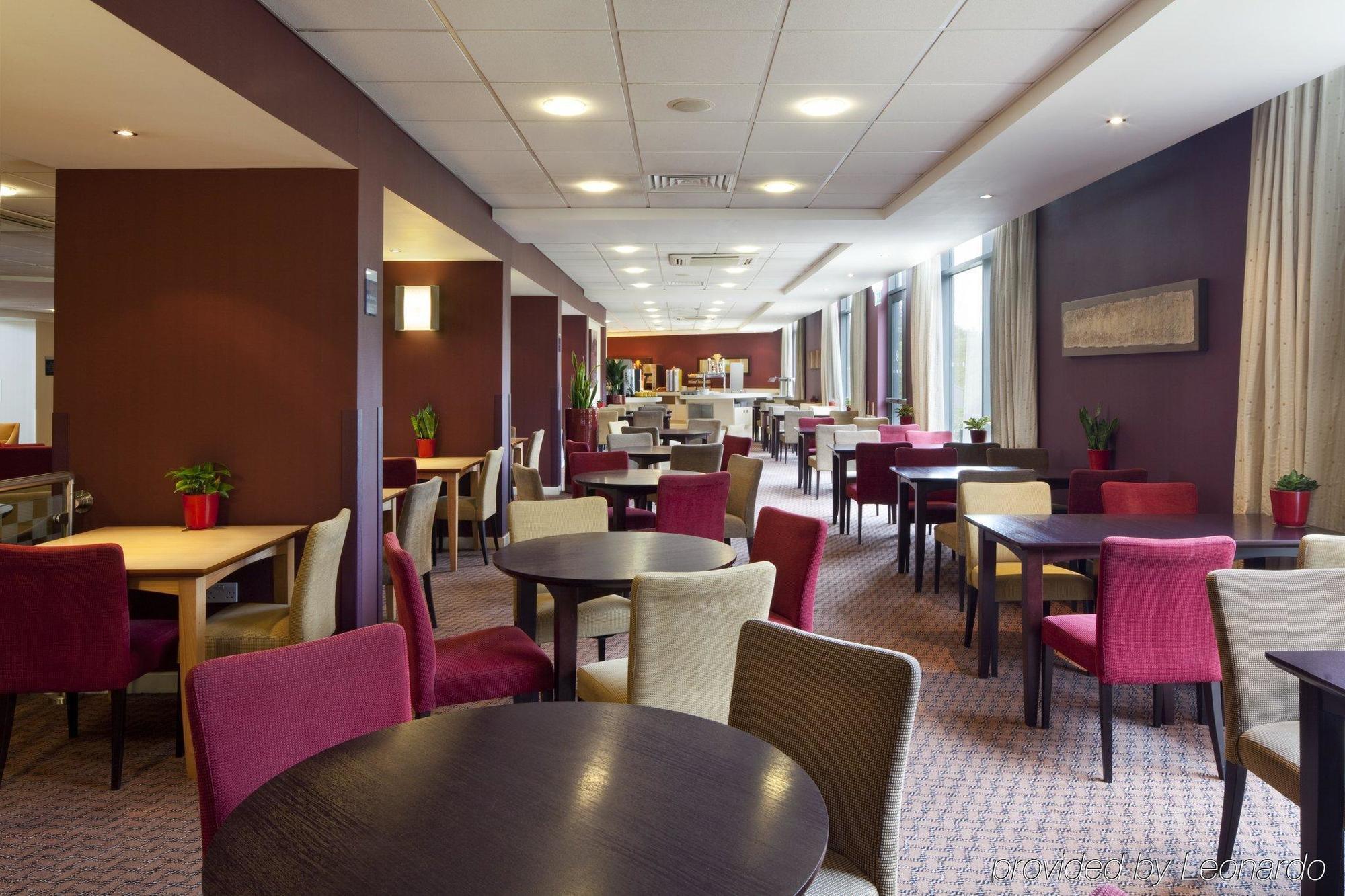 Holiday Inn Express London Stansted Airport By Ihg Станстед-Маунтфітчет Екстер'єр фото