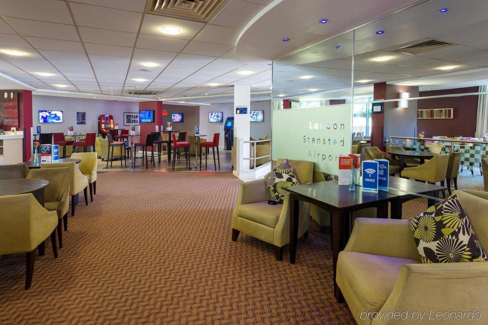 Holiday Inn Express London Stansted Airport By Ihg Станстед-Маунтфітчет Екстер'єр фото