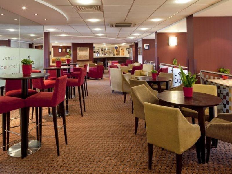 Holiday Inn Express London Stansted Airport By Ihg Станстед-Маунтфітчет Екстер'єр фото