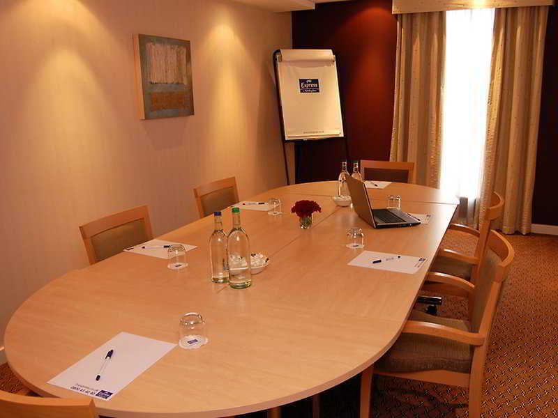 Holiday Inn Express London Stansted Airport By Ihg Станстед-Маунтфітчет Екстер'єр фото
