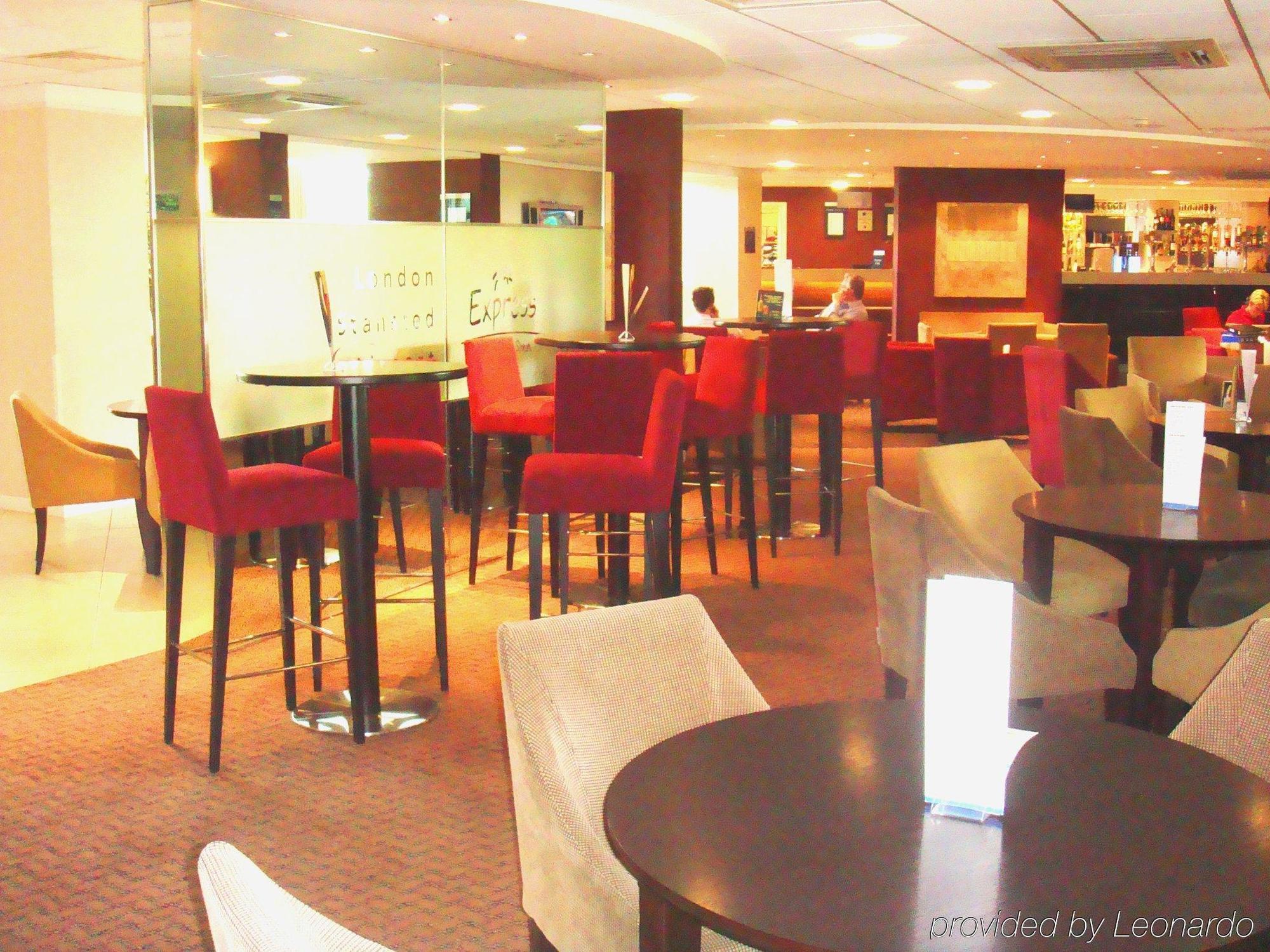 Holiday Inn Express London Stansted Airport By Ihg Станстед-Маунтфітчет Екстер'єр фото